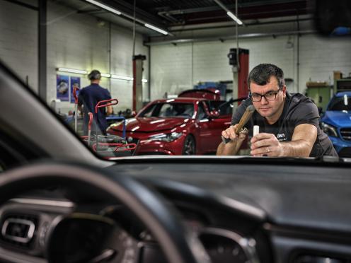 Drücktechnik an Carrosserie bei Hagelschäden